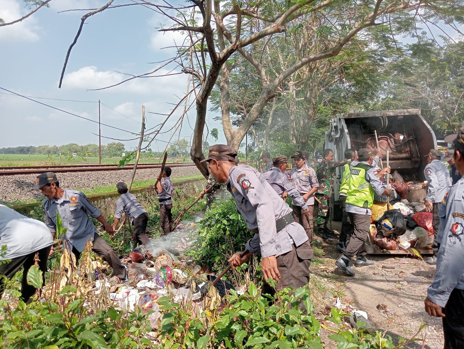 Bersihkan Sampah Menggunung di Raya Sraturejo, DLH Bojonegoro Bersinergi dengan Forkopimcam Baureno dan Pemdes Sraturejo