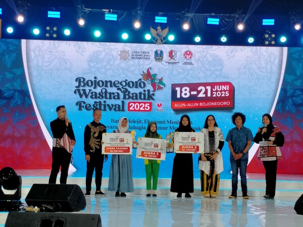 Bojonegoro Wastra Batik Festival Makin Semarak, Hadirnya Anak-anak Muda Ikuti Lomba Desain Ilustrasi Fashion Bojonegoro Wastra Batik Festival Makin Semarak, Hadirnya Anak-anak Muda Ikuti Lomba Desain Ilustrasi Fashion