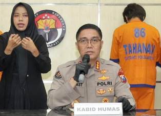 DitresSiber Polda Jatim Amankan Tersangka Bisnis Konten Pornografi Anak Melalu Medsos DitresSiber Polda Jatim Amankan Tersangka Bisnis Konten Pornografi Anak Melalu Medsos