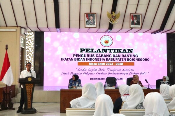Hadir di Pelantikan Pengurus IBI, Bupati Bojonegoro Dorong Bidan Aktif Tekan Angka Kematian Ibu dan Bayi Hadir di Pelantikan Pengurus IBI, Bupati Bojonegoro Dorong Bidan Aktif Tekan Angka Kematian Ibu dan Bayi