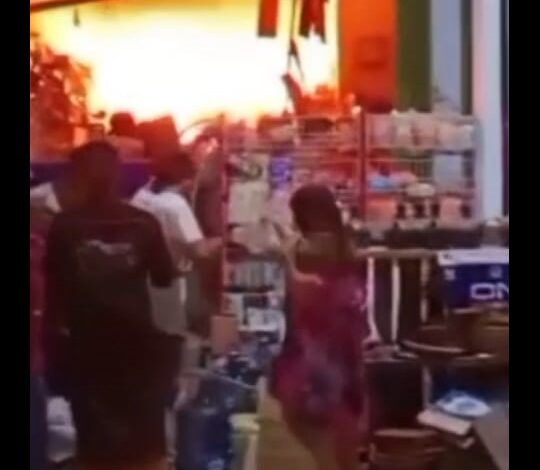 Hangus Terbakar, Sebuah Toko Kelontong Milik Seorang ASN, di Desa Bendo, Kapas Hangus Terbakar, Sebuah Toko Kelontong Milik Seorang ASN, di Desa Bendo, Kapas