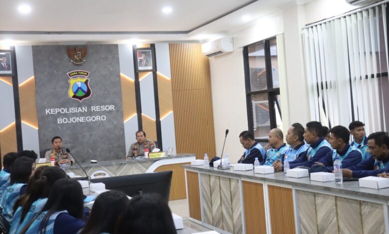 Kapolres Bojonegoro AKBP Mario Prahatinto Lepas Tim Bola Voli Menuju Porprov IX Jatim 2025 Kapolres Bojonegoro AKBP Mario Prahatinto Lepas Tim Bola Voli Menuju Porprov IX Jatim 2025