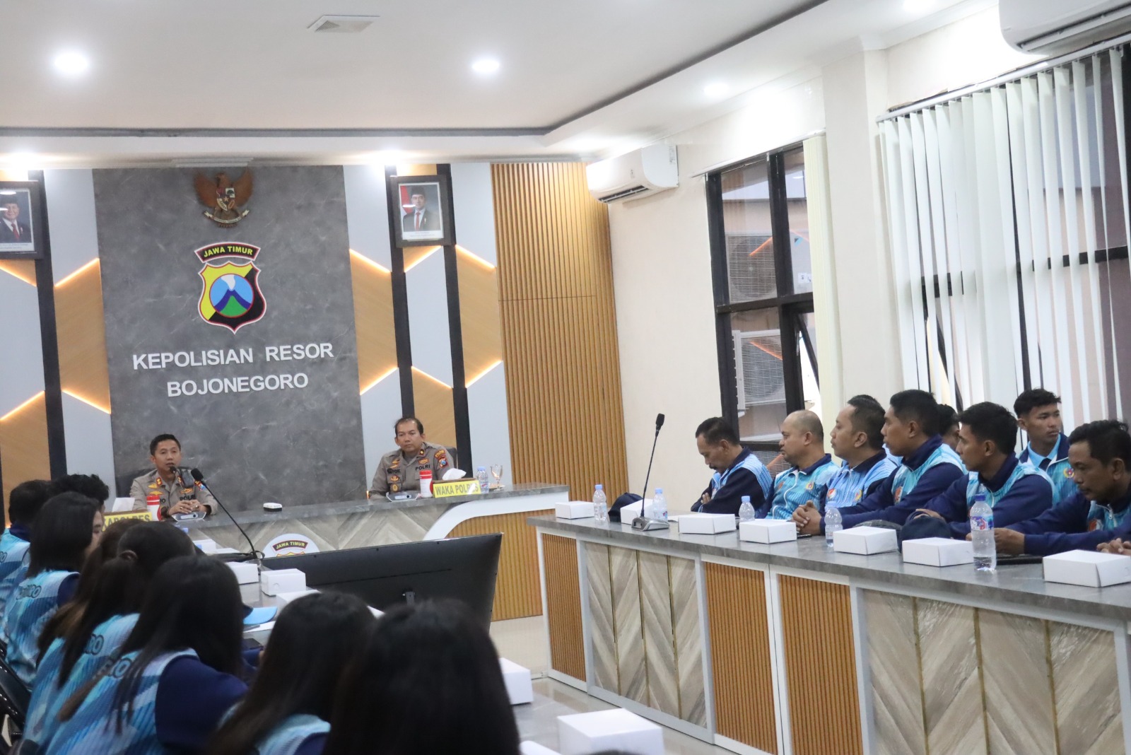 Kapolres Bojonegoro AKBP Mario Prahatinto Lepas Tim Bola Voli Menuju Porprov IX Jatim 2025