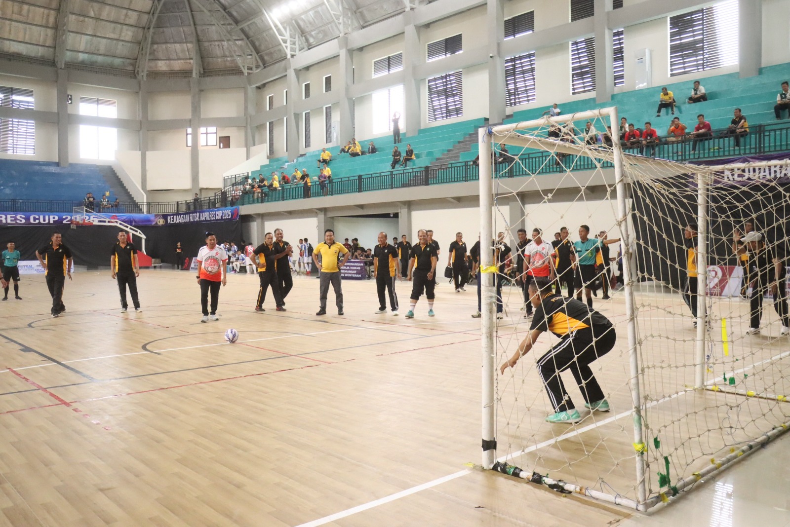 Kapolres Bojonegoro AKBP Mario Prahatinto Membuka Secara Resmi Turnamen Futsal Antar Satker dan Polsek Jajaran