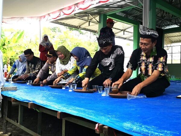 Ngulek Rujak Blimbing Bareng Dan Seni Reog, Meriahkan Penutupan Festival Geopark Bojonegoro 2025 Ngulek Rujak Blimbing Bareng Dan Seni Reog, Meriahkan Penutupan Festival Geopark Bojonegoro 2025