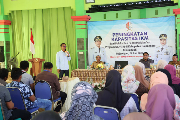 Pemkab Bojonegoro Gelar Bimtek Wirausaha Bagi Pelaku IKM dan Penerima Manfaat Gayatri, di Pendopo Kantor Kecamatan Sugihwaras Pemkab Bojonegoro Gelar Bimtek Wirausaha Bagi Pelaku IKM dan Penerima Manfaat Gayatri, di Pendopo Kantor Kecamatan Sugihwaras