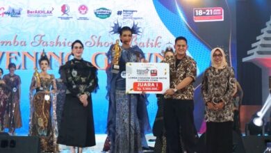 Peserta Dari Berbagai Daerah Antusias Ikuti Lomba Fashion Show Batik Evening Gown BWBF 2025 Di Alun-alun Kota Bojonegoro