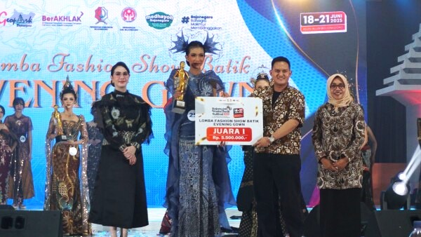 Peserta Dari Berbagai Daerah Antusias Ikuti Lomba Fashion Show Batik Evening Gown BWBF 2025 Di Alun-alun Kota Bojonegoro