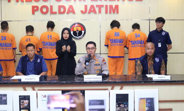 Polda Jatim Amankan 4 Orang Admin dan Anggota WA Gay di Surabaya Polda Jatim Amankan 4 Orang Admin dan Anggota WA Gay di Surabaya