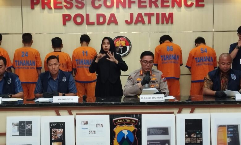 Polda Jatim Bongkar Sindikat Penyebaran Konten Pornografi Online, Libatkan Pasangan Sejenis Polda Jatim Bongkar Sindikat Penyebaran Konten Pornografi Online, Libatkan Pasangan Sejenis