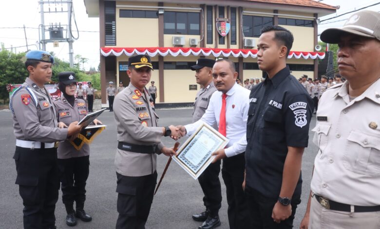 Polres Bojonegoro Gelar Upacara Kenaikan Pangkat, Beri Penghargaan dan Lepas Purnatugas Polres Bojonegoro Gelar Upacara Kenaikan Pangkat, Beri Penghargaan dan Lepas Purnatugas
