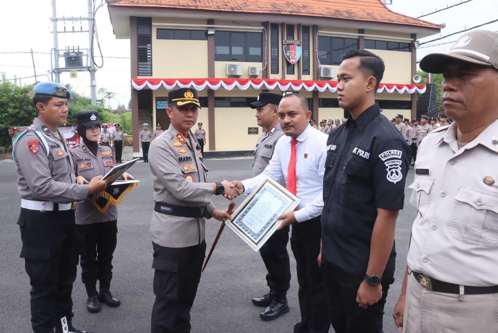 Polres Bojonegoro Gelar Upacara Kenaikan Pangkat, Beri Penghargaan dan Lepas Purnatugas
