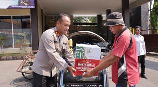 Polres Lamongan Berbagi Sembako Untuk Para Abang Becak, Peringati Hari Bhayangkara Ke-79 Tahun 2025