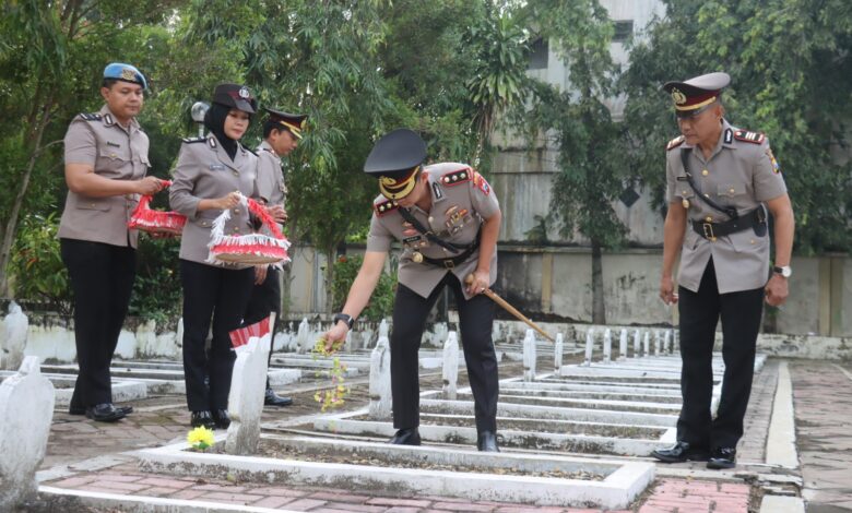 Sambut Hari Bhayangkara ke-79, Polres Bojonegoro Laksanakan Ziarah ke Taman Makam Pahlawan Sambut Hari Bhayangkara ke-79, Polres Bojonegoro Laksanakan Ziarah ke Taman Makam Pahlawan