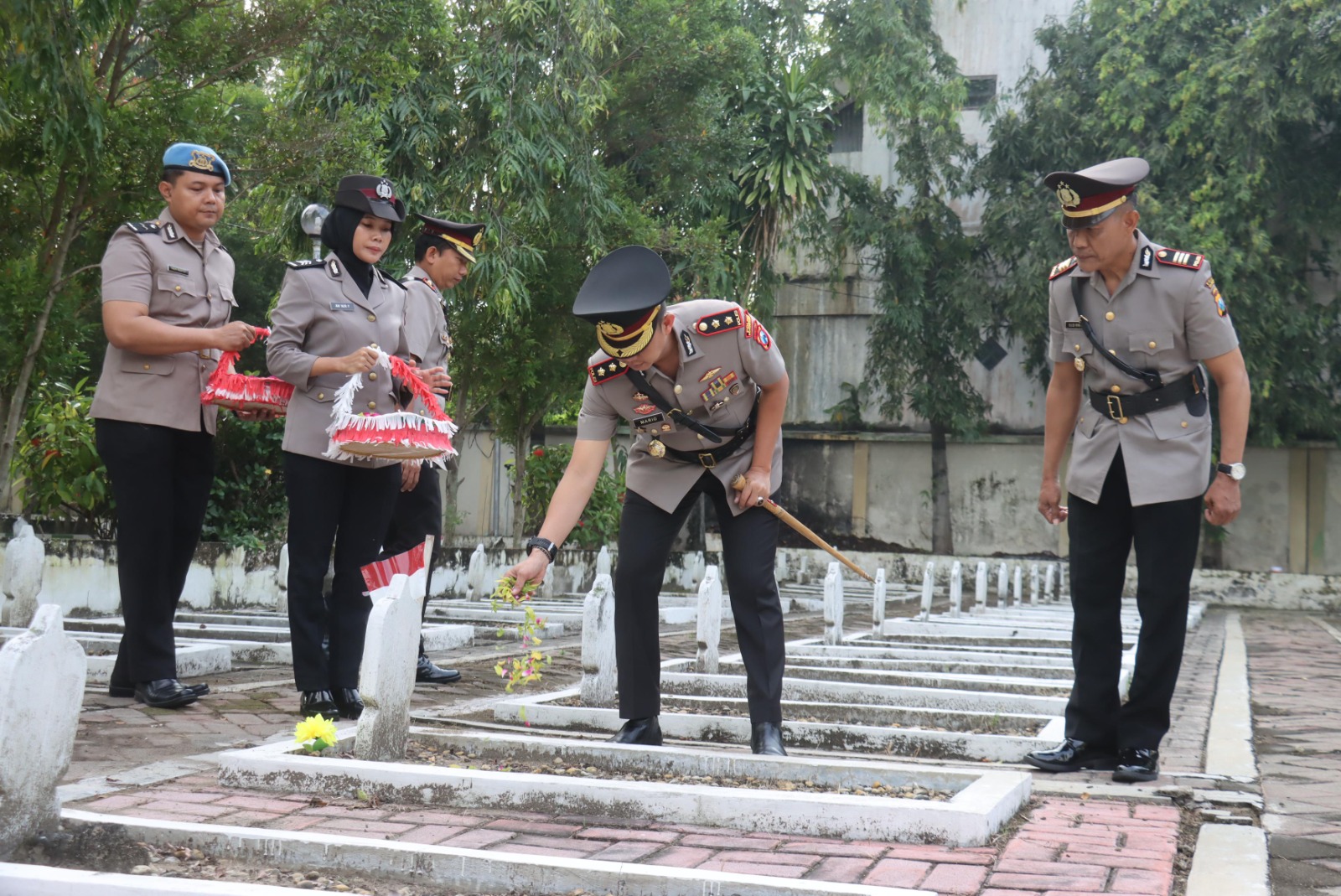 Sambut Hari Bhayangkara ke-79, Polres Bojonegoro Laksanakan Ziarah ke Taman Makam Pahlawan