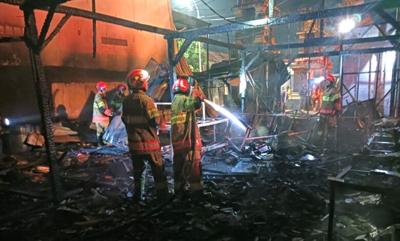 Sebuah Rumah Makan di Raya Kabunan, Balen, Ludes Terbakar, Kerugian Ditaksir Capai Rp 100 juta Lebih Sebuah Rumah Makan di Raya Kabunan, Balen, Ludes Terbakar, Kerugian Ditaksir Capai Rp 100 juta Lebih