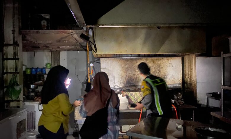 Terbakar, Rumah Yang Dipakai Dapur Sebuah Rumah Makan di Jalan Veteran, Bojonegoro Kota Terbakar, Rumah Yang Dipakai Dapur Sebuah Rumah Makan di Jalan Veteran, Bojonegoro Kota