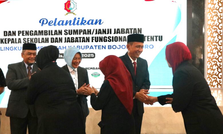 Tingkatkan Kinerja Guna Wujudkan SDM Unggul, Bupati Bojonegoro Lantik 79 Kepala Sekolah dan 105 Pejabat Fungsional Tingkatkan Kinerja Guna Wujudkan SDM Unggul, Bupati Bojonegoro Lantik 79 Kepala Sekolah dan 105 Pejabat Fungsional