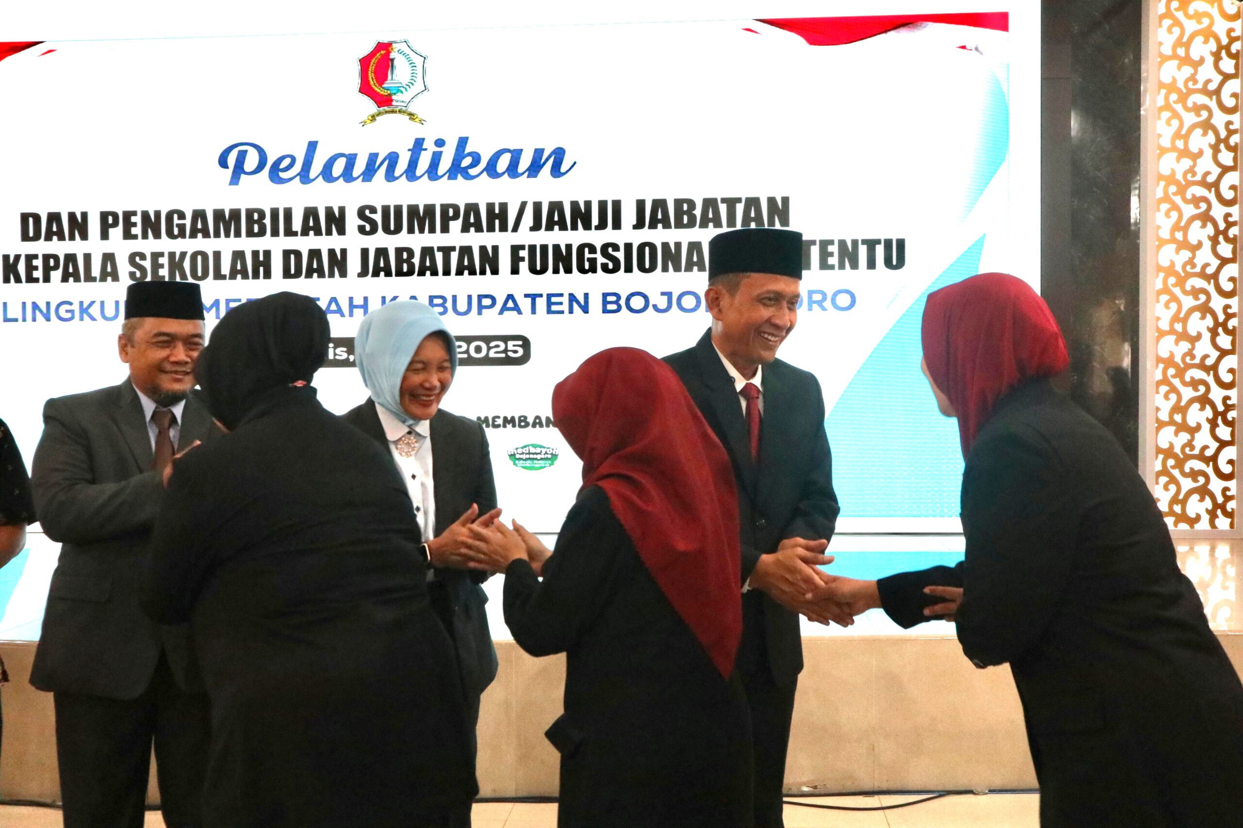 Tingkatkan Kinerja Guna Wujudkan SDM Unggul, Bupati Bojonegoro Lantik 79 Kepala Sekolah dan 105 Pejabat Fungsional