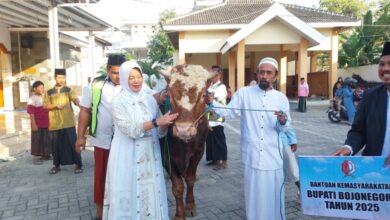 Wabup Bojonegoro Hj Nurul Azizah Tunaikan Sholat Idul Adha di Masjid Baabus Shofa, Sukorejo, Bojonegoro Kota