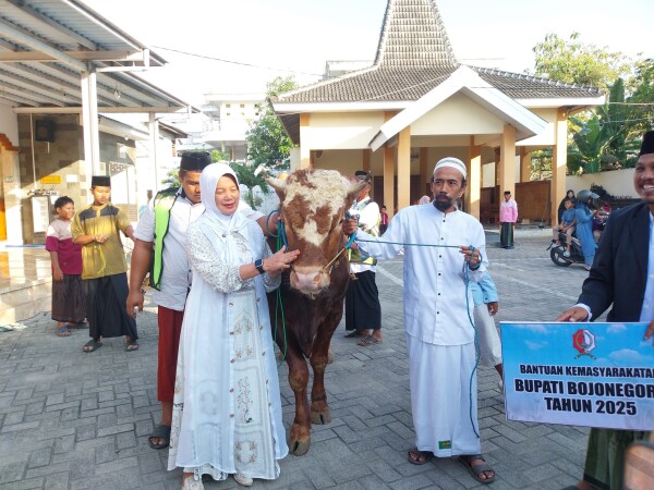Wabup Bojonegoro Hj Nurul Azizah Tunaikan Sholat Idul Adha di Masjid Baabus Shofa, Sukorejo, Bojonegoro Kota Wabup Bojonegoro Hj Nurul Azizah Tunaikan Sholat Idul Adha di Masjid Baabus Shofa, Sukorejo, Bojonegoro Kota
