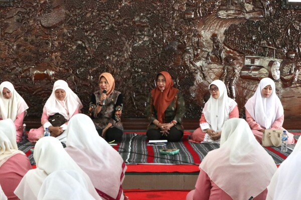 100 hafidzah Jamiyah Mudarosatil Quran Lil Hafidzoh, Gelar Khotmil Qur’an di Pendopo Molowopati, Pemkab Bojonegoro