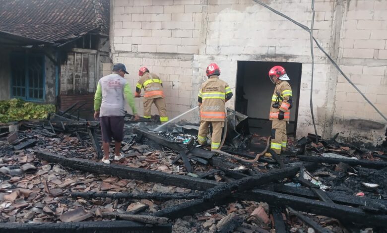 3 Unit Rumah Milik Warga Kendung, Kedungadem, Ludes Terbakar, Kerugian Ditaksir Capai Rp 500 Juta 3 Unit Rumah Milik Warga Kendung, Kedungadem, Ludes Terbakar, Kerugian Ditaksir Capai Rp 500 Juta