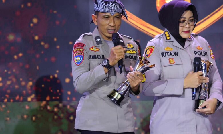 Bhabinkamtibmas Kelurahan Ledok Kulon, Bojonegoro, Aipda Rahmad Muhajirin Terima Anugrah Hoegeng Award 2025 Bhabinkamtibmas Kelurahan Ledok Kulon, Bojonegoro, Aipda Rahmad Muhajirin Terima Anugrah Hoegeng Award 2025