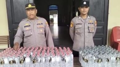 Cipta Kondisi Harkamtibmas Aman Suro, Polsek Babat Sita 187 Botol Arak Bali, Di Desa Moropelang, Babat