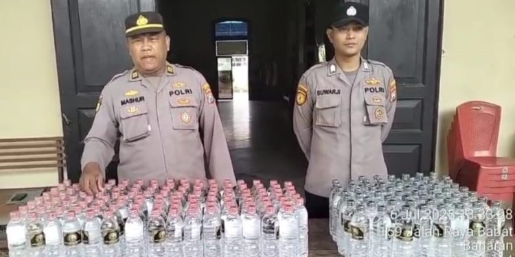 Cipta Kondisi Harkamtibmas Aman Suro, Polsek Babat Sita 187 Botol Arak Bali, Di Desa Moropelang, Babat Cipta Kondisi Harkamtibmas Aman Suro, Polsek Babat Sita 187 Botol Arak Bali, Di Desa Moropelang, Babat