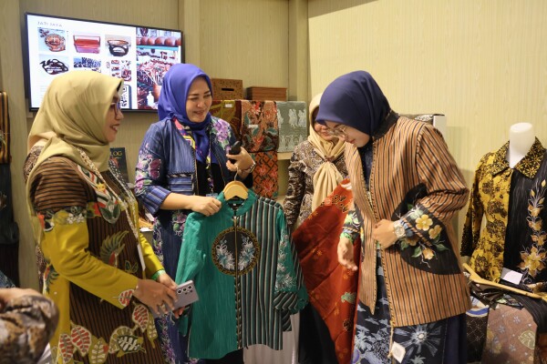 Dekranasda Kabupaten Bojonegoro Meriahkan HUT Ke-45 Dekrasnasda di Balikpapan, Kalimantan Timur Dekranasda Kabupaten Bojonegoro Meriahkan HUT Ke-45 Dekrasnasda di Balikpapan, Kalimantan Timur