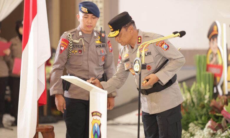 Kapolda Jatim Pimpin Sertijab Dirreskrimum dan Kapolres Jajaran, Tegaskan Profesionalisme dan Sinergi Kunci Hadapi Tantangan Kapolda Jatim Pimpin Sertijab Dirreskrimum dan Kapolres Jajaran, Tegaskan Profesionalisme dan Sinergi Kunci Hadapi Tantangan
