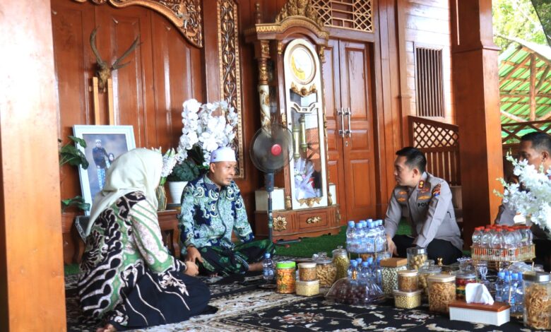 Kapolres Bojonegoro AKBP Afrian Satya Permadi Bersilaturahmi Ke Ketua DPRD Bojonegoro Abdulloh Umar, Perkuat Sinergitas Forkopimda Kapolres Bojonegoro AKBP Afrian Satya Permadi Bersilaturahmi Ke Ketua DPRD Bojonegoro Abdulloh Umar, Perkuat Sinergitas Forkopimda
