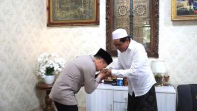 Kapolres Bojonegoro AKBP Afrian Satya Permadi Silaturahmi Ke KH Anwar Zahid di Ponpes Sabillunnajah, Desa Simorejo, Kanor