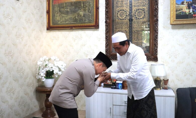 Kapolres Bojonegoro AKBP Afrian Satya Permadi Silaturahmi Ke KH Anwar Zahid di Ponpes Sabillunnajah, Desa Simorejo, Kanor