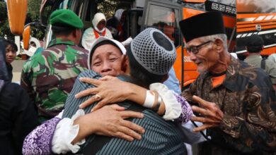 Kepulangan Jemaah Haji Kloter 64 Asal Kabupaten Bojonegoro, Disambut Isak Tangis Bahagia Oleh Keluarganya