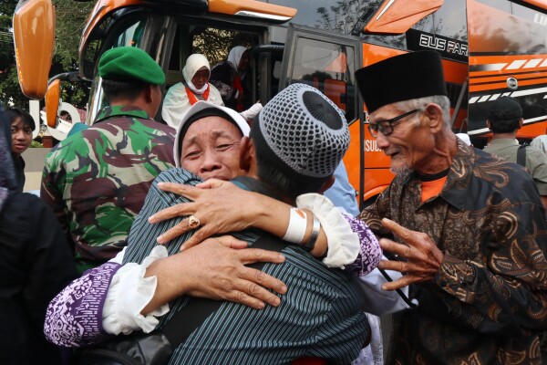 Kepulangan Jemaah Haji Kloter 64 Asal Kabupaten Bojonegoro, Disambut Isak Tangis Bahagia Oleh Keluarganya