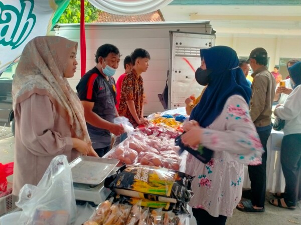 Menjaga Kestabilan Harga Beragam Kebutuhan Rumah Tangga, Pemprov Jatim Gelar Pasar Murah di Bojonegoro