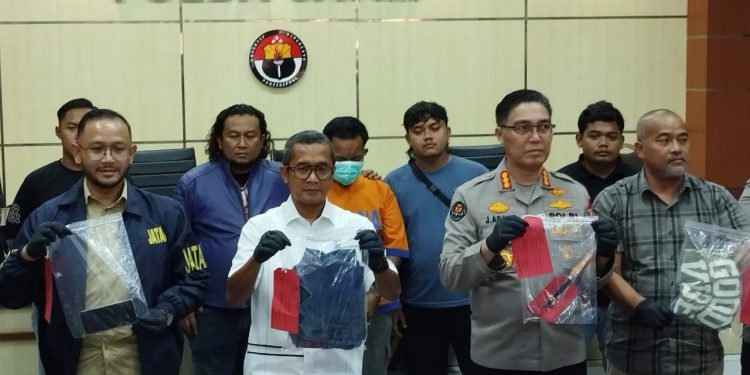 Perampok Sadis, Bunuh Korban dan Mobilnya Dibawa Kabur, Pelaku Telah Ditangkap Tim Jatanras Ditreskrimum Polda Jatim Perampok Sadis, Bunuh Korban dan Mobilnya Dibawa Kabur, Pelaku Telah Ditangkap Tim Jatanras Ditreskrimum Polda Jatim