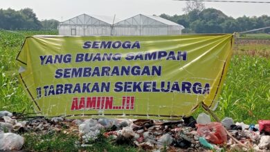 Sampah Berserakan di Pinggir Jalan Plumbungan, Baureno, Viral, Setelah Dipasang Banner Yang Nada Kalimatnya Seram