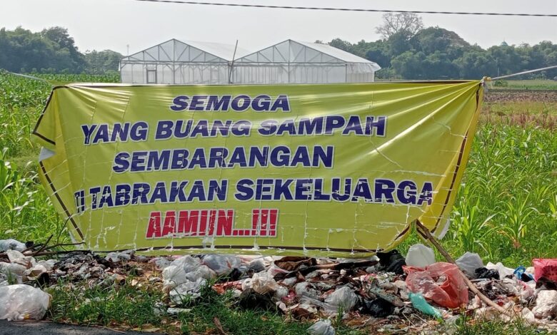 Sampah Berserakan di Pinggir Jalan Plumbungan, Baureno, Viral, Setelah Dipasang Banner Yang Kalimatnya Seram