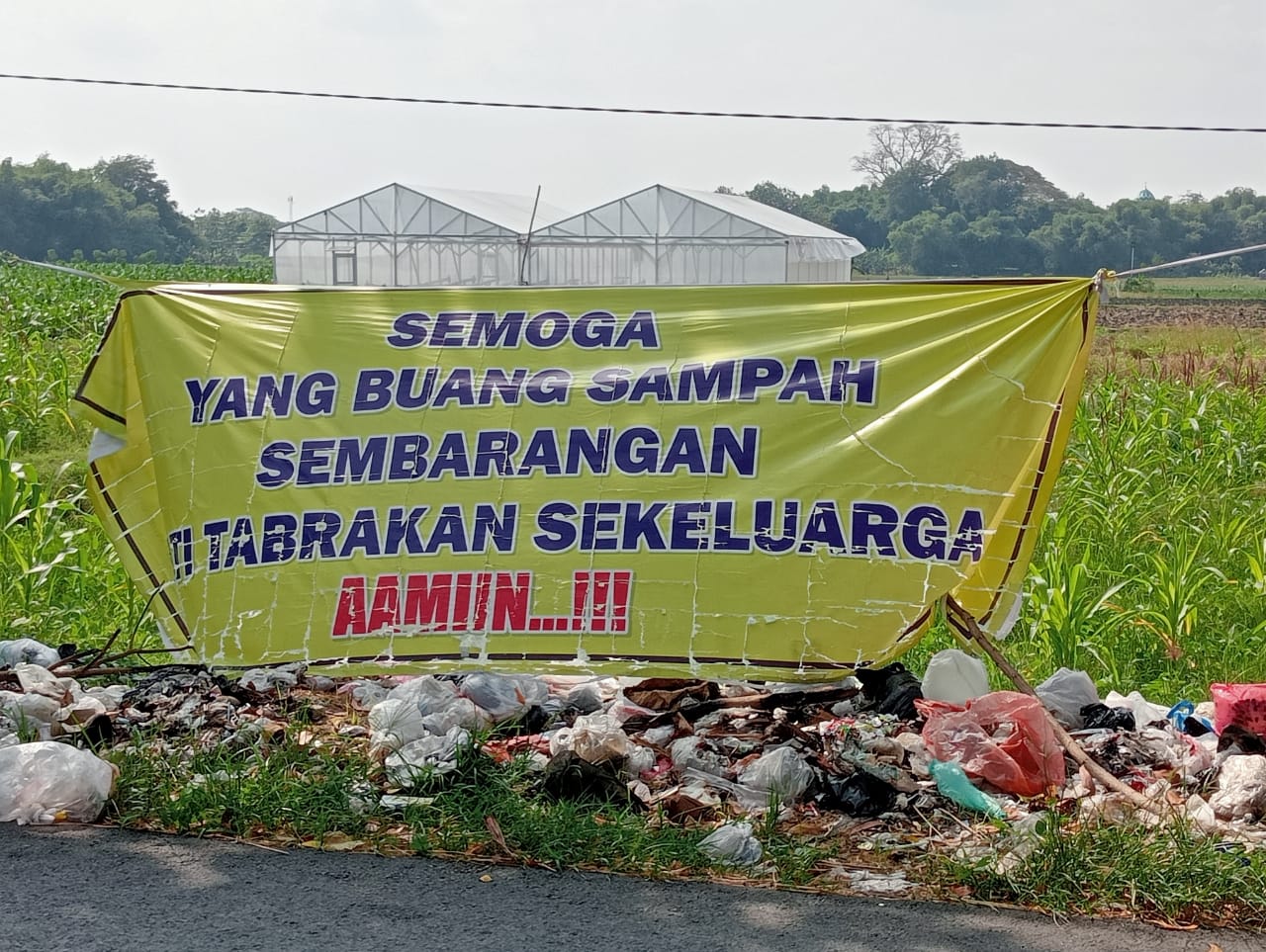 Sampah Berserakan di Pinggir Jalan Plumbungan, Baureno, Viral, Setelah Dipasang Banner Yang Kalimatnya Seram