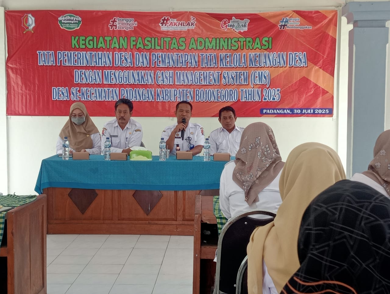 Sosialisasi Penguatan Fasilitas Administrasi Tata Pemerintahan dan Pemantapan Tata Kelola Keuangan Desa CMS, di Padangan