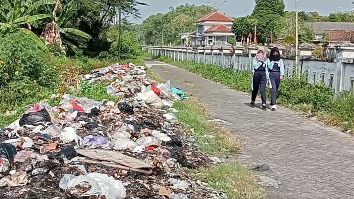 Ada Lagi, Tumpukan Sampah Di Pinggir Jalan Terkesan Dibiarkan Saja, Dusun Plumbungan, Baureno Ada Lagi, Tumpukan Sampah Di Pinggir Jalan Terkesan Dibiarkan Saja, Dusun Plumbungan, Baureno