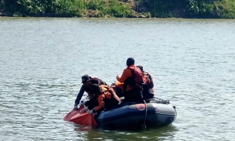 BPBD Bojonegoro Evakuasi Warga Desa Kebomlati, Plumpang Yang Tenggelam di Bengawan Solo, Turut Desa Lebaksari, Baureno