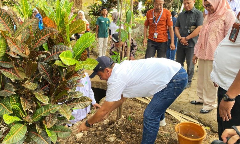 Bupati Bojonegoro Setyo Wahono Hadiri Kegiatan Tanam Pohon Bersama Mahasiswa KKNTK-21 Unigoro, di Desa Klino, Sekar Bupati Bojonegoro Setyo Wahono Hadiri Kegiatan Tanam Pohon Bersama Mahasiswa KKNTK-21 Unigoro, di Desa Klino, Sekar