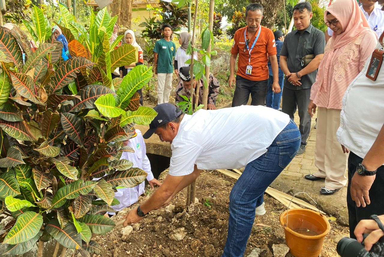 Bupati Bojonegoro Setyo Wahono Hadiri Kegiatan Tanam Pohon Bersama Mahasiswa KKNTK-21 Unigoro, di Desa Klino, Sekar