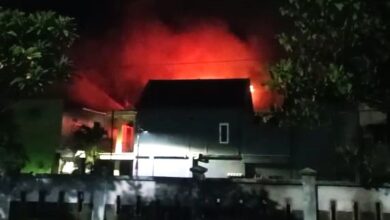 Terbakar, Sebuah Toko di Lantai 2 Lingkup Ponpes At Tanwir Talun, Sumberrejo
