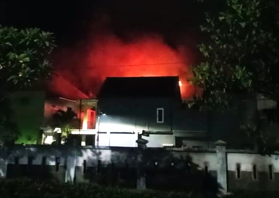 Terbakar, Sebuah Toko di Lantai 2 Lingkup Ponpes At Tanwir Talun, Sumberrejo