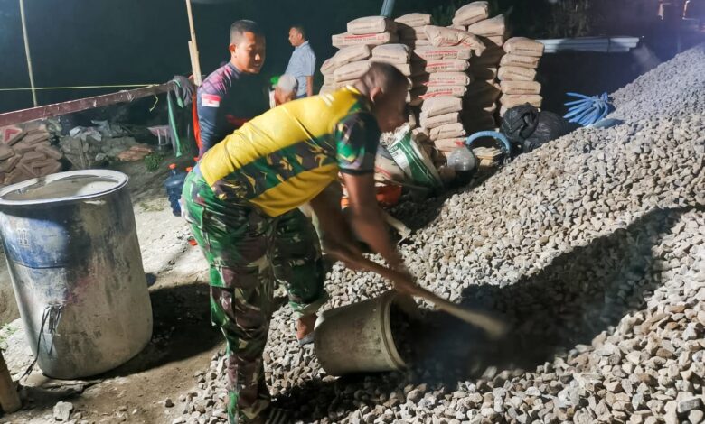 Kejar Target Penyelesaian Pekerjaan, Satgas TMMD 125 Bojonegoro Bersama Masyarakat Setempat, Laksanakan Kerja Lembur
